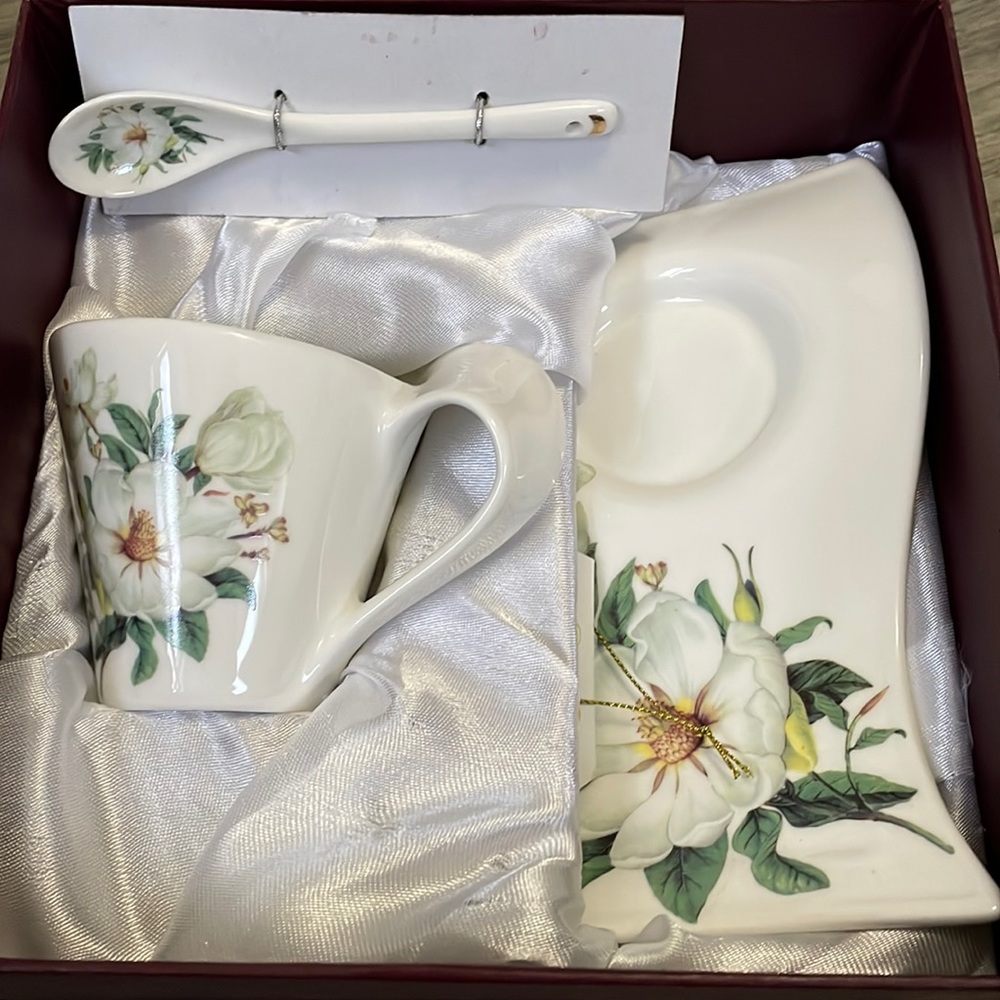 Adeline Collection England Design - Tea Cup, Saucer & Spoon Set.
